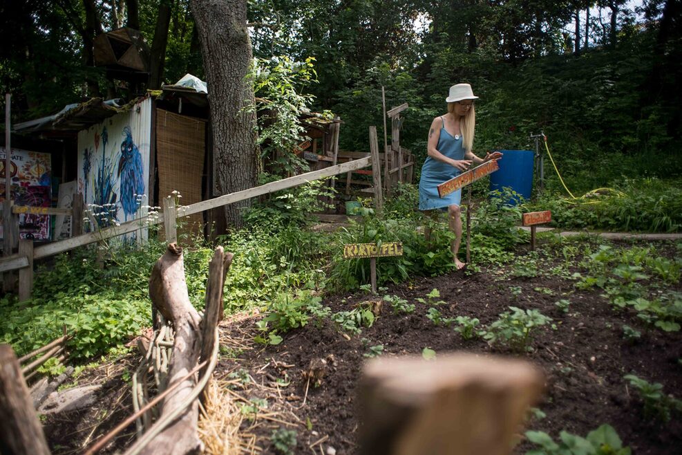 Frau arbeitet in einem Garten.