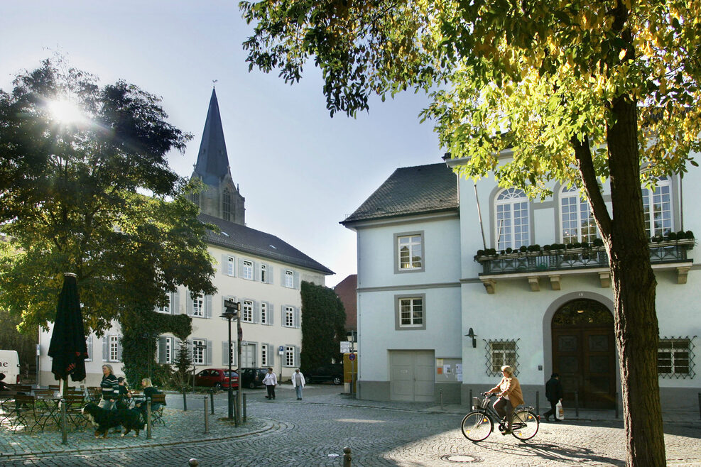 Oberdorfplatz im Stadtbezirk Möhringen mit Rathaus und evangelischer Martinskirche.