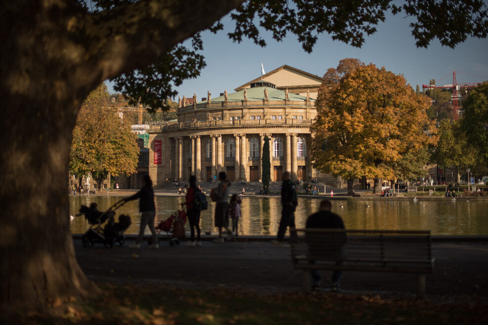 Oper Stuttgart/Eckensee, Blick auf die Oper im Herbst