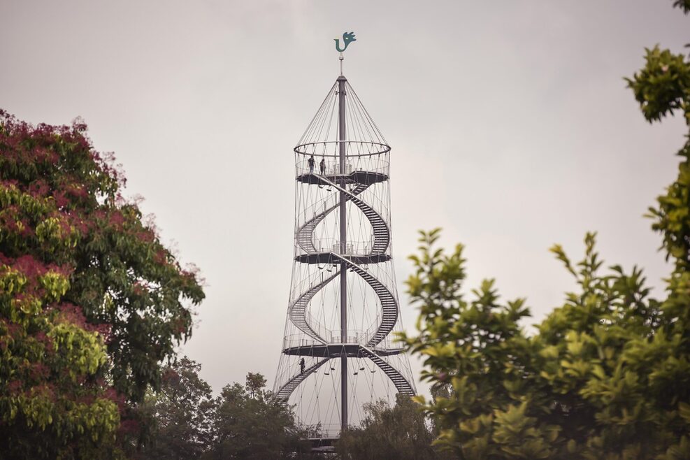 Der Killesbergturm mit Stahlseilen und luftdurchlässigen Treppen
