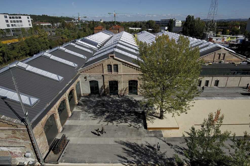 Gebäude der Wagenhallen mit Baum im Vordergrund