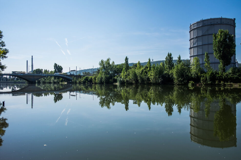 Blick auf den Neckar und das Gaswerk in Stuttgart-Ost.