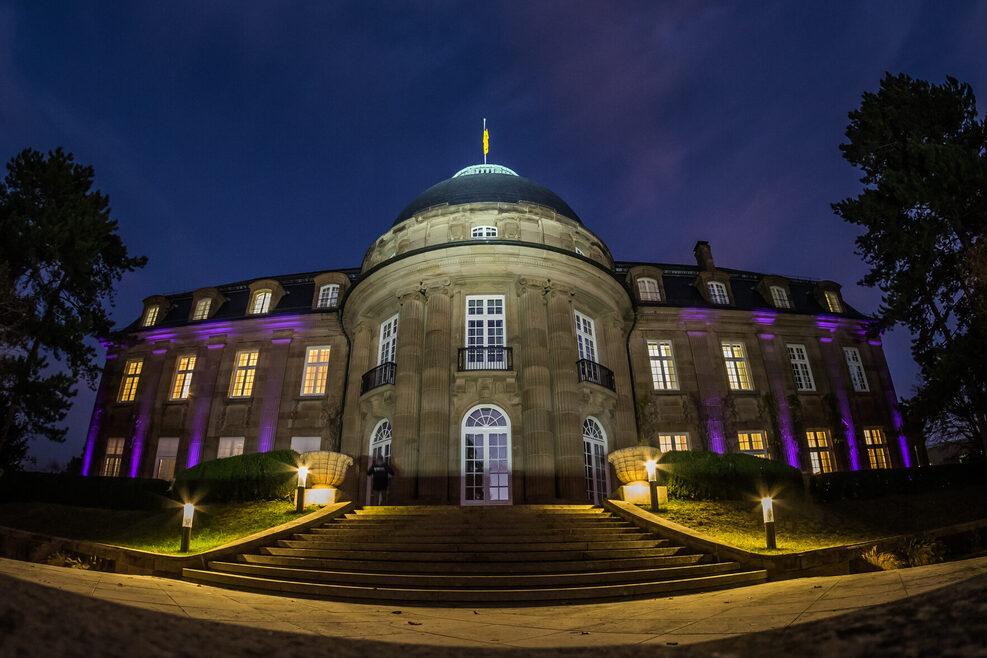 Blick auf die Villa Reitzenstein bei Nacht.