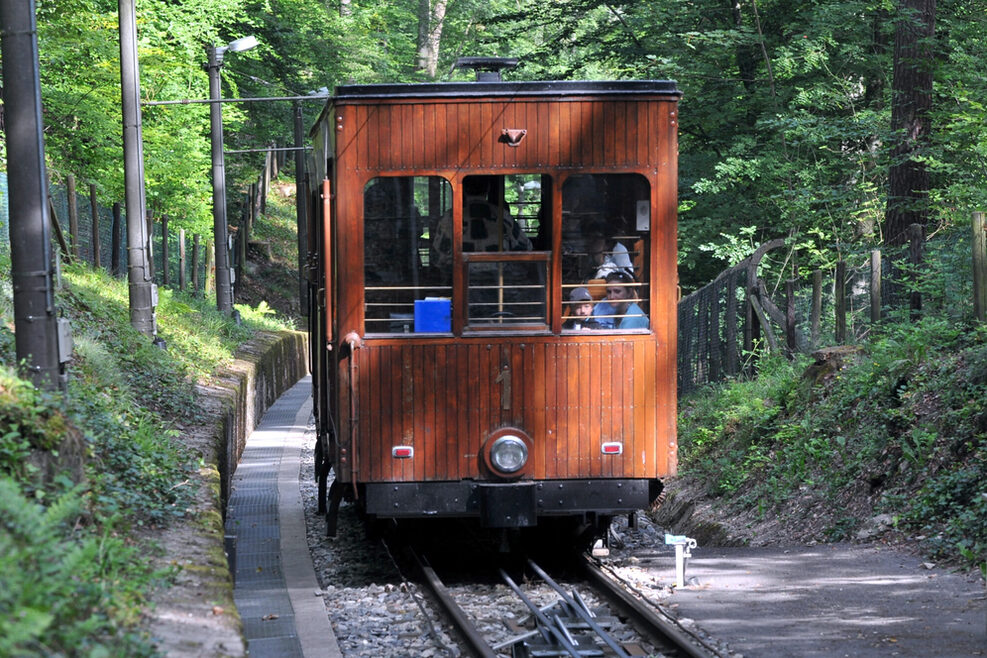 Die Standseilbahn im Stadtteil Heslach bringt seit 1929 die Fahrgäste vom Südheimer Platz zum Waldfriedhof - der Volksmund spricht deshalb vom "Erbschleicherexpress"