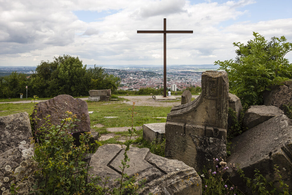 Das Kreuz auf dem Birkenkopf. Die Besucher des Gipfels werden hier mit einem wunderbaren Blick auf Stuttgart belohnt.