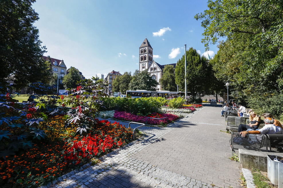 Die Elisabethenanlage am Bismarkplatz mit der katholischen Kirche St. Elisabeth.