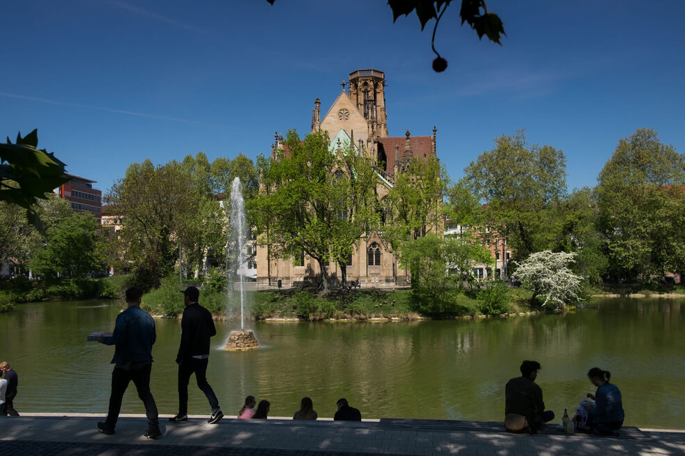 Blick auf den Feuersee mit der Johanneskirche von der Freitreppe.