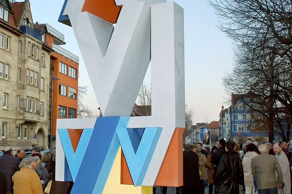 Bunte Skulptur des Künstlers Otto Herbert Hajek.