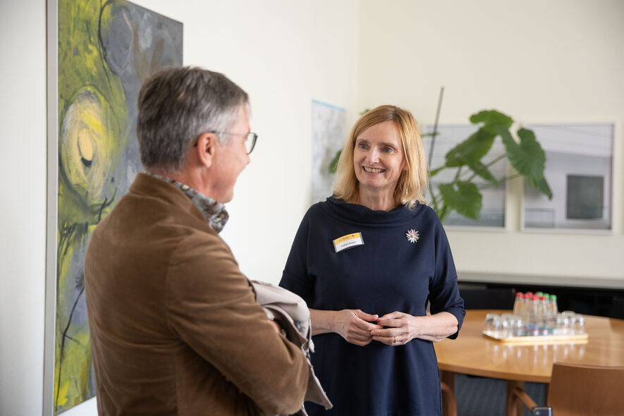Die Bürgermeisterin unterhält sich in ihrem Büro mit einem Bürger. Im Hintergrund ist steht ein Besprechungstisch, links an der Wand hängt ein Bild.