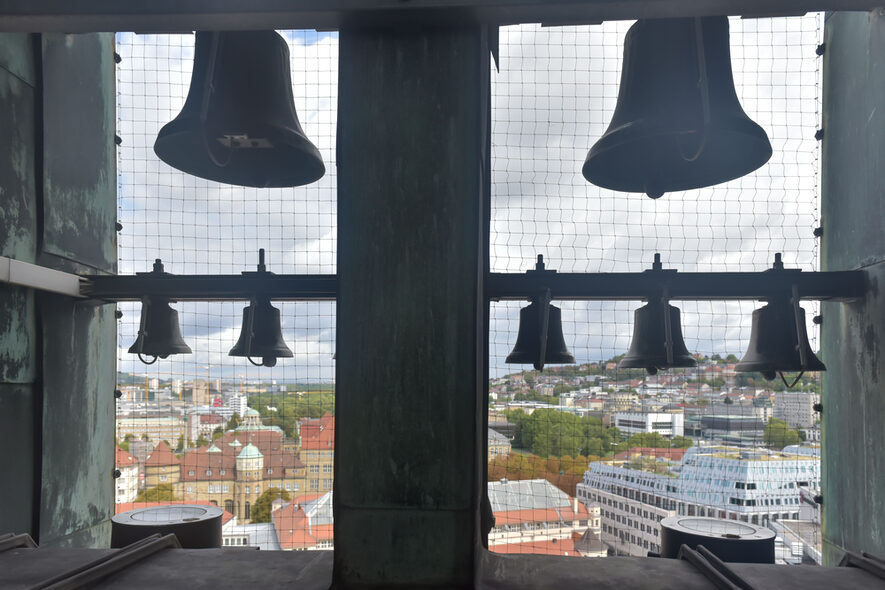 Blick vom Glockenturm auf die Stuttgarter Innenstadt. Im Vordergrund das Glockenspiel.