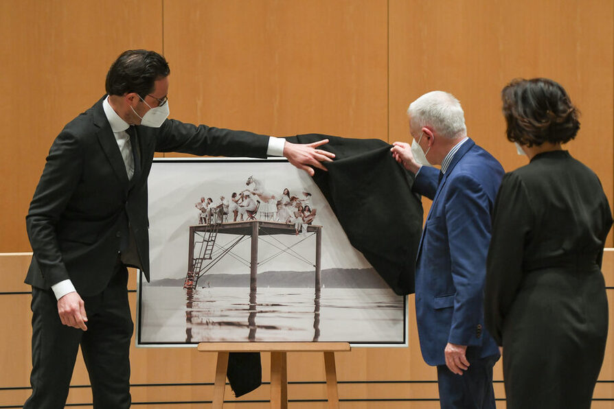 Erster Bürgermeister Dr. Fabian Mayer übergibt Fritz Kuhn ein Bild als Abschiedsgeschenk.