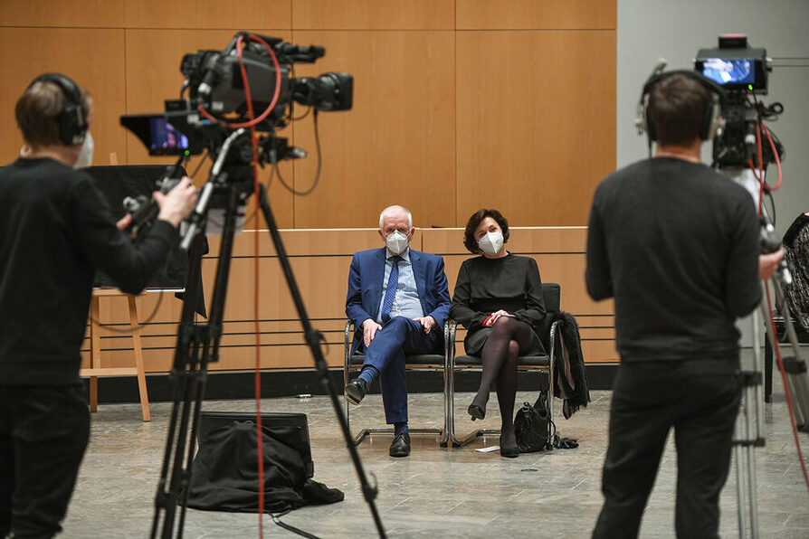 Kameramänner für den Livestream, Fritz Kuhn und seine Ehefrau Waldtraud Ulshöfer sind im Großen Sitzungssaal des Rathauses.