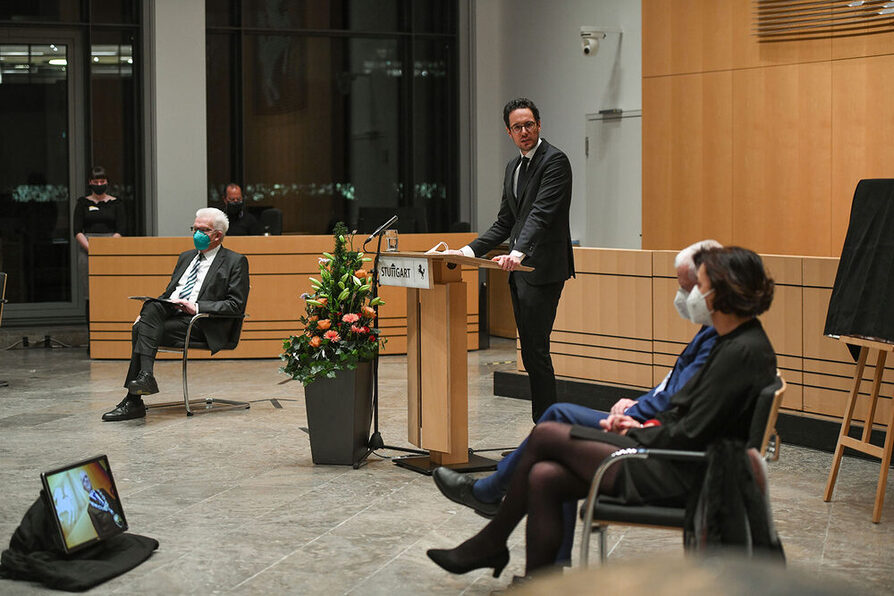 Erster Bürgermeister Dr. Fabian Mayer steht am Rednerpult und hält seine Rede.