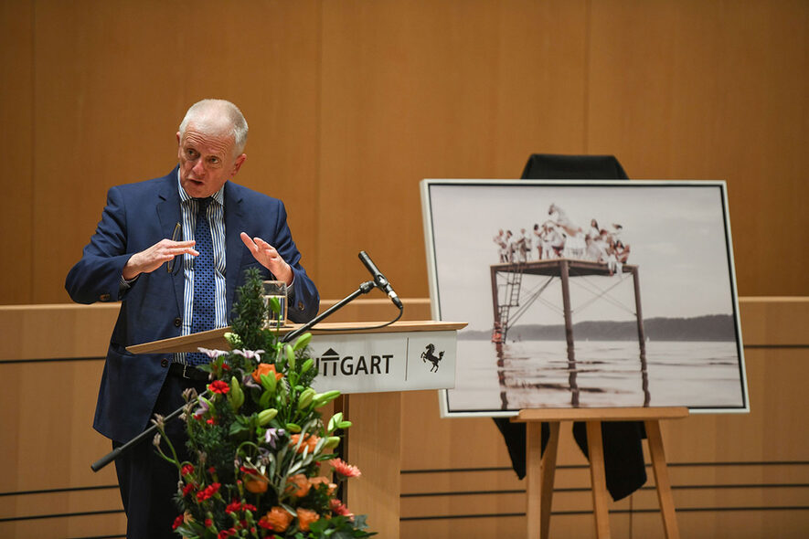 Fritz Kuhn, Oberbürgermeister a.D. hält seine Abschiedsrede am Rednerpult im Großen Sitzungssaal.