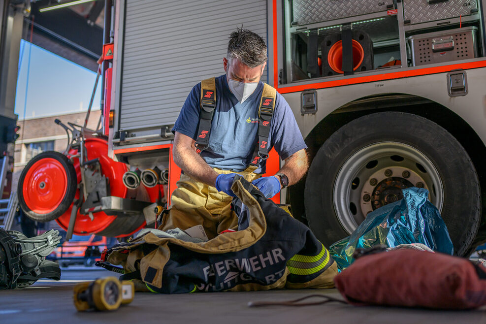 Feuerwehrmann nach einem Brandeinsatz