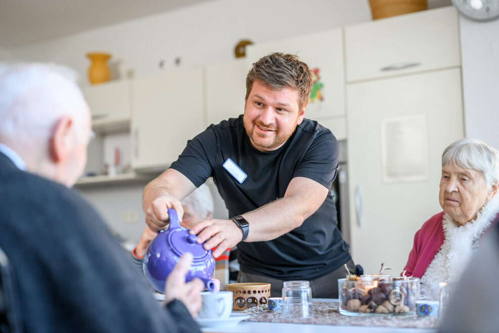 Pflegefachkraft im Seniorenheim bei der Arbeit