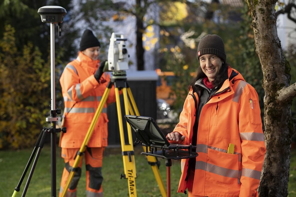 Vermessungstechnikerinnen bei der Arbeit