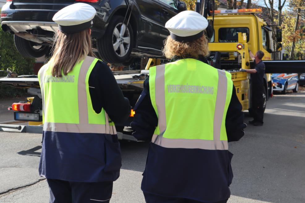 Zwei Mitarbeiterinnen der Verkehrsüberwachung lassen ein Auto abschleppen