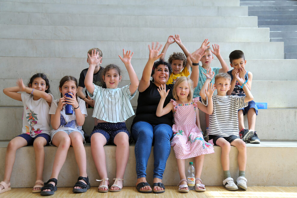 Pädagogische Fachkraft mit Kindergruppe