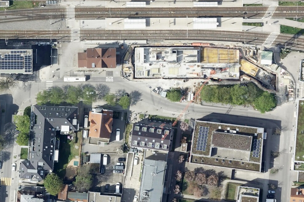 Das Luftbild zeigt den Filderbahnplatz mit den angrenzenden Gebäuden und STraßen. Oben sind die Gleise des Möhringer Bahnhofs zu erkennen. Rechts unten steht das Bürgerhaus.