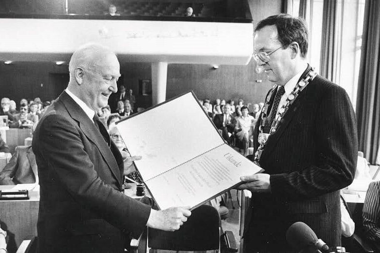 Oberbürgermeister Manfred Rommel übergibt Pierre Pflimin, Bürgermeister von Straßburg, die Urkunde zur Ehrenbürgerschaft.