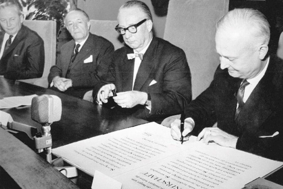 Die Städtepartnerschaft mit Straßburg wurde am 26. Mai 1962 im Stuttgarter Rathaus feierlich besiegelt. Von rechts: Pierre Pflimlin und OB Arnulf Klett unterzeichneten die Urkunde vor den Augen des französischen Botschafters Francois Seydoux de Clausonne und des Ministerpräsidenten Kurt Georg Kiesinger.
