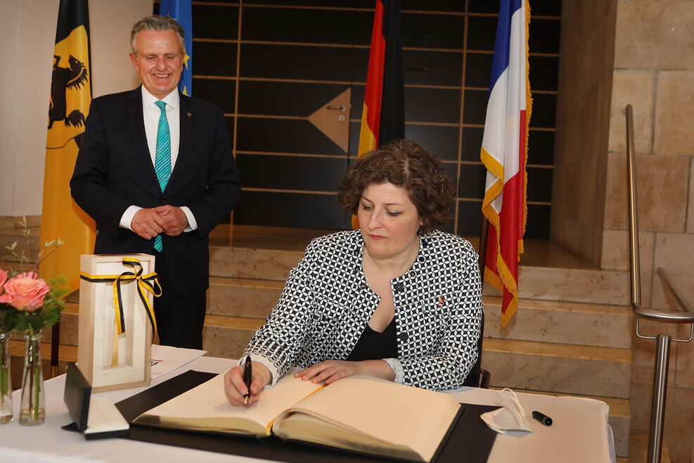 Bei ihrem Besuch in Stuttgart trug sich die Straßburger Oberbürgermeisterin Jeanne Barseghian in das Goldene Buch der Landeshauptstadt ein.