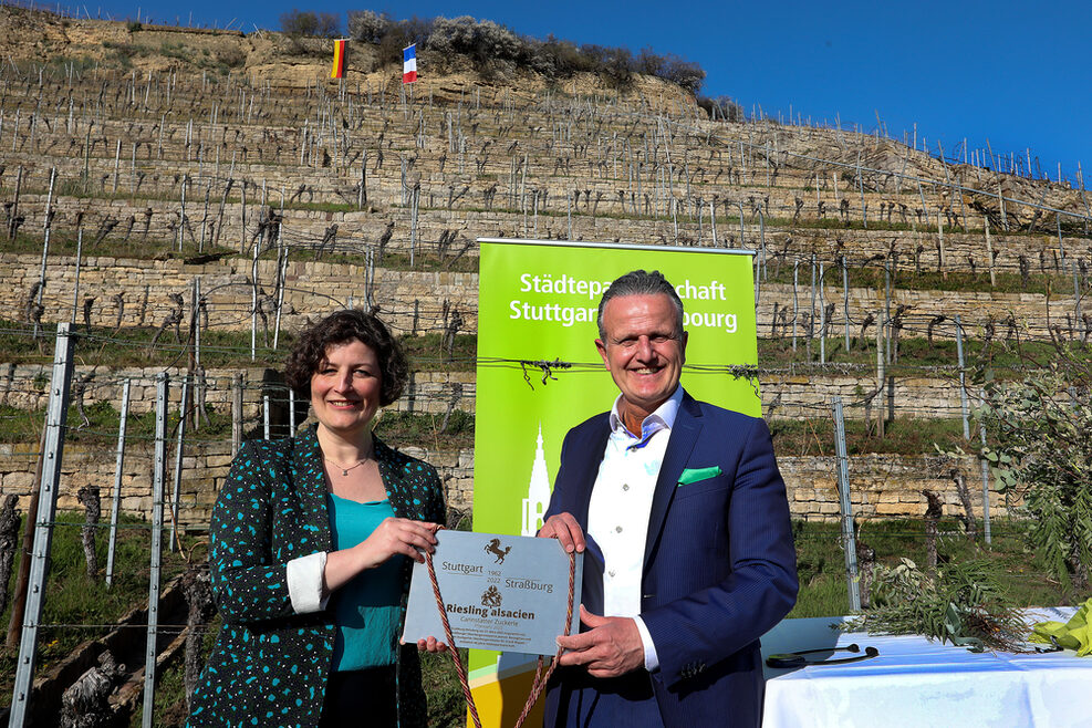 Bei schönstem Frühlingswetter weihten Oberbürgermeister Frank Nopper und Oberbürgermeisterin Jeane Barseghian den Straßburg-Weinberg ein.