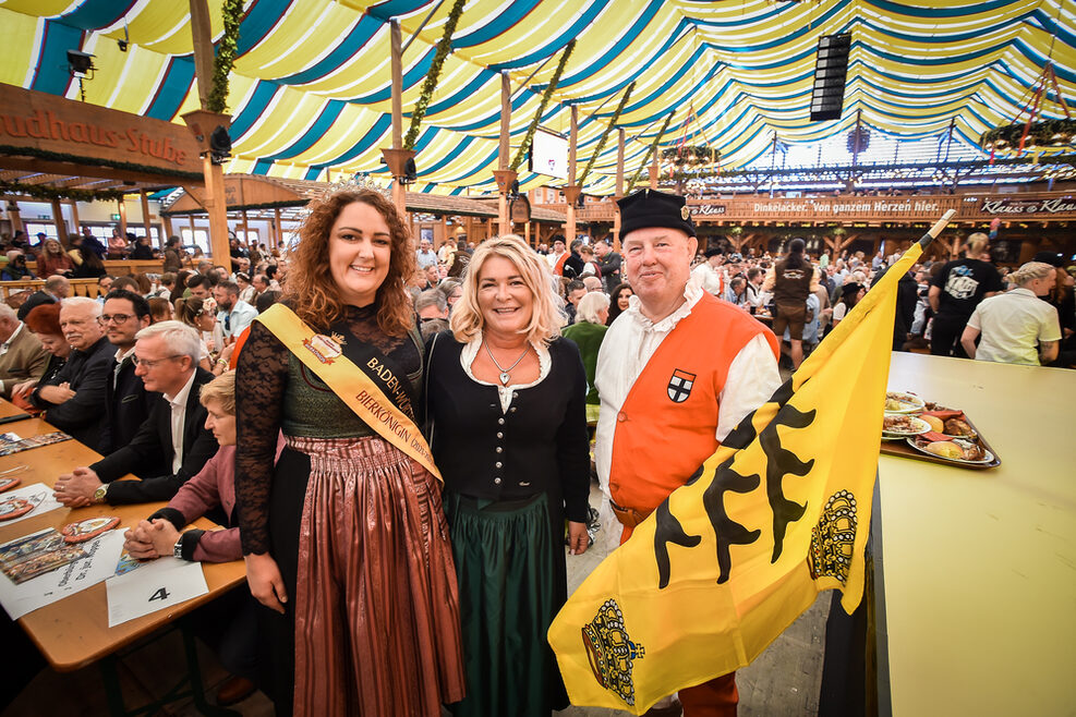 Zwei Frauen und ein Mann im Festzelt