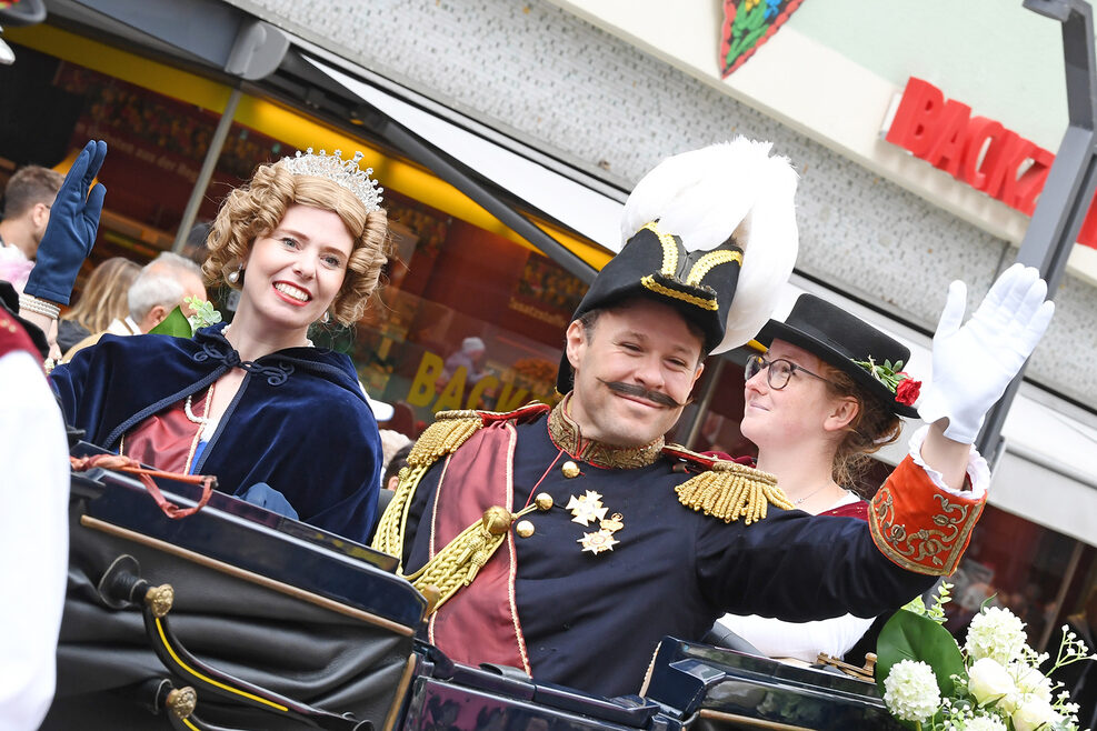 König Wilhelm I. und seine Frau Katharina, die Volksfeststifter, grüßten ebenfalls aus einer Kutsche.