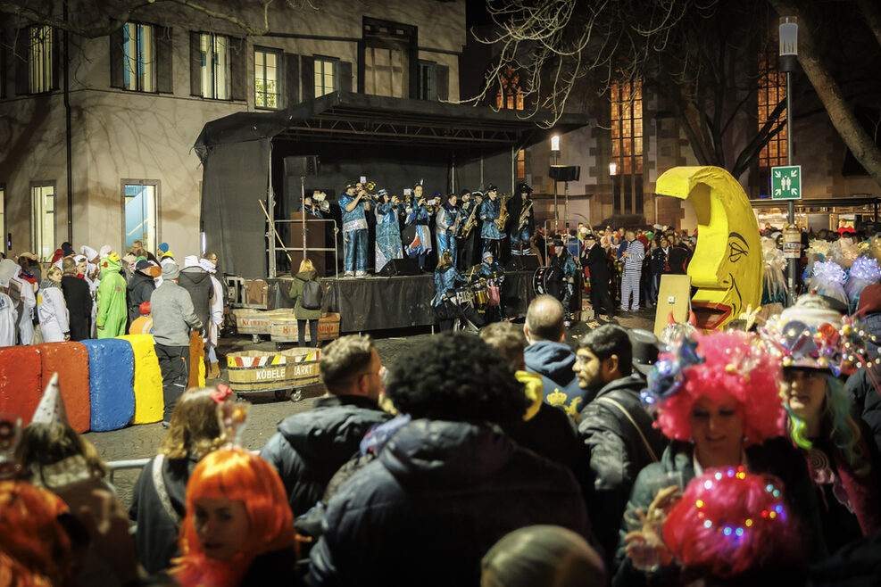 Zahlreiche Besucherinnen und Besucher beim Kübelesrennen auf dem Cannstatter Marktplatz