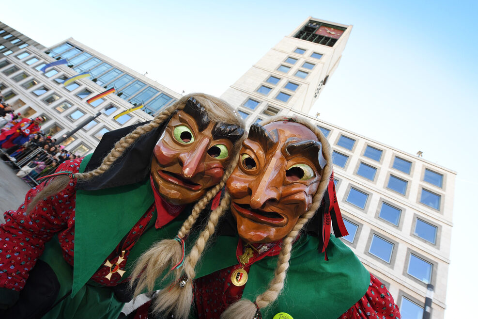 2 Hexen vor dem Stuttgarter Rathaus