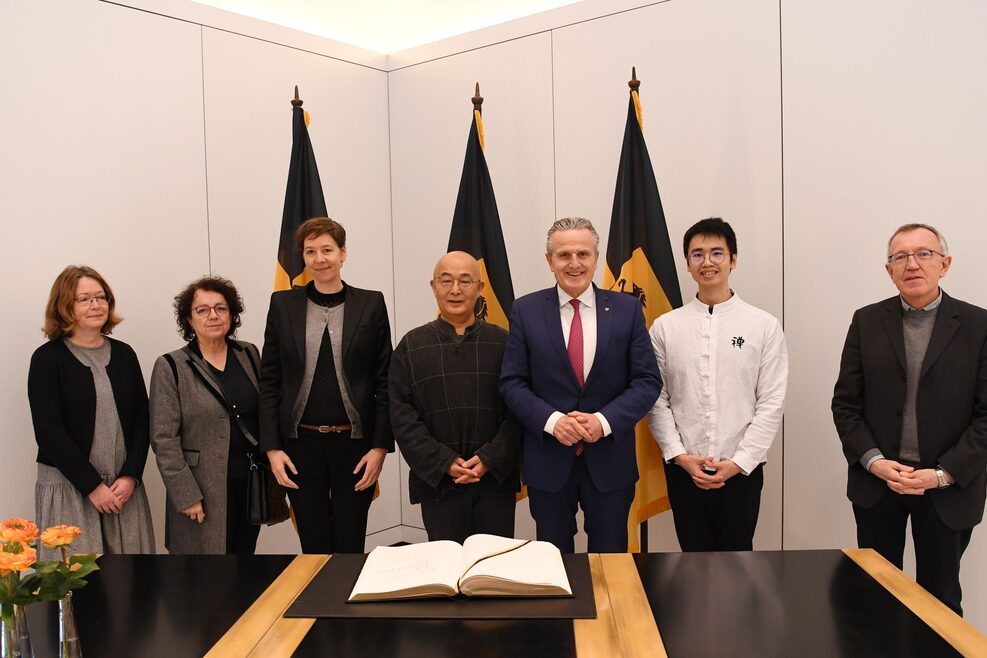 Gruppenbild der Delegation um Liao Yiwu.