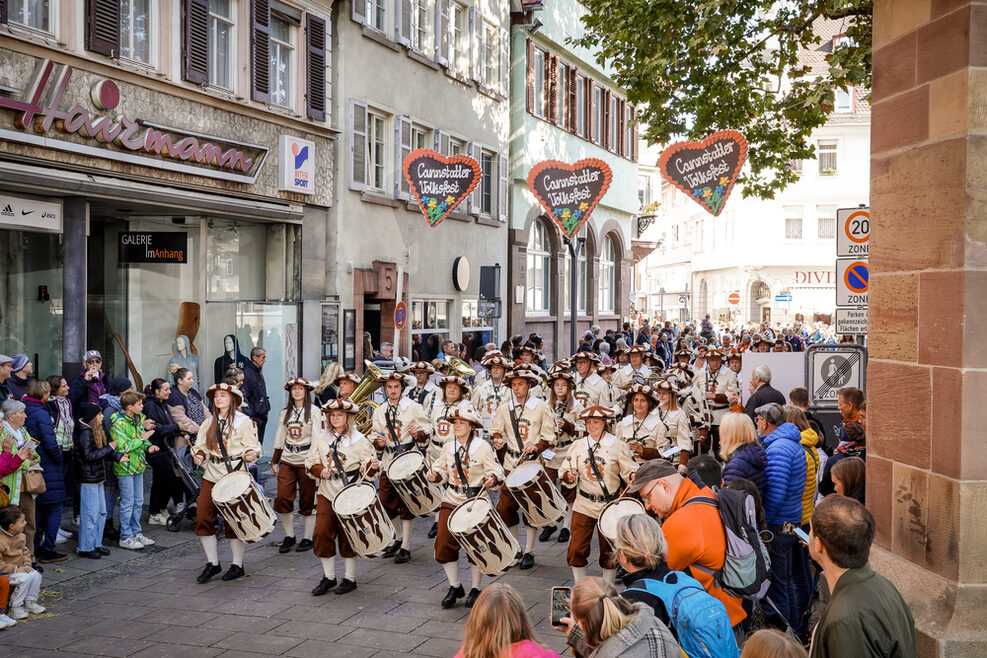 Trommler beim Umzug in der Altstadt von Bad Cannstatt