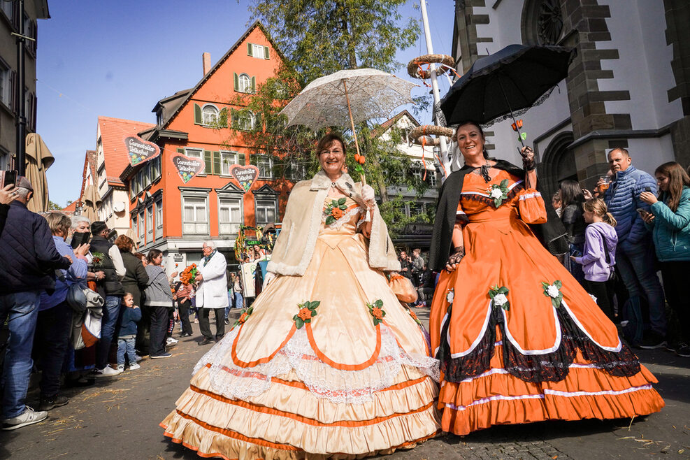 Frauen in historischen Gewändern beim Volksfestumzug.
