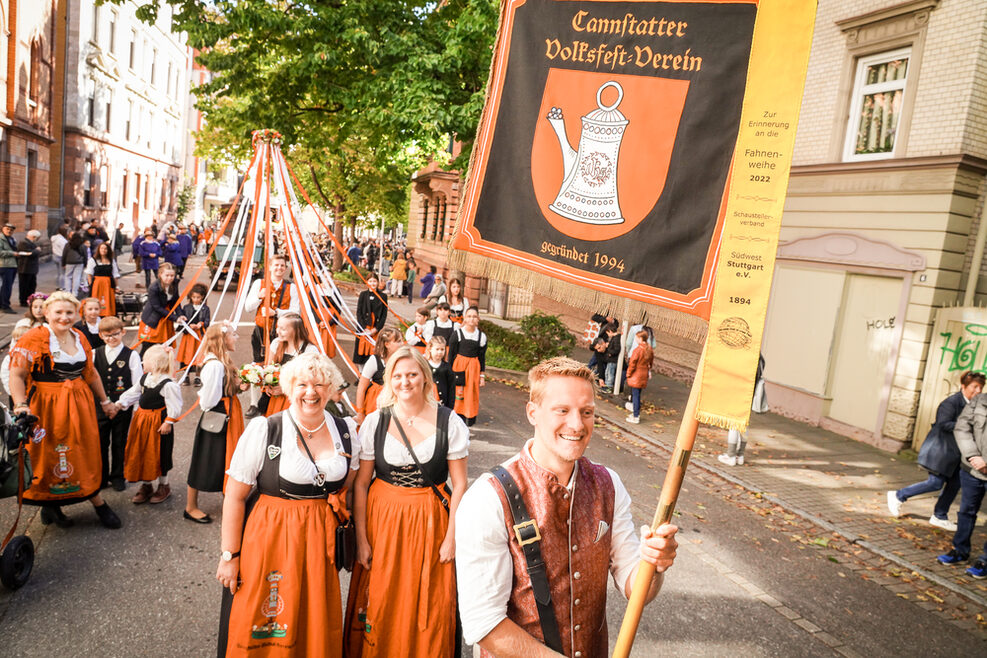 Fußgruppe des Volksfestvereins auf dem Umzug