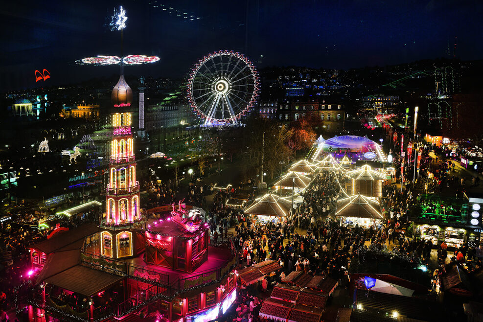 Luftbild des Weihnachtsmarkts im Dunkeln auf dem Schlossplatz