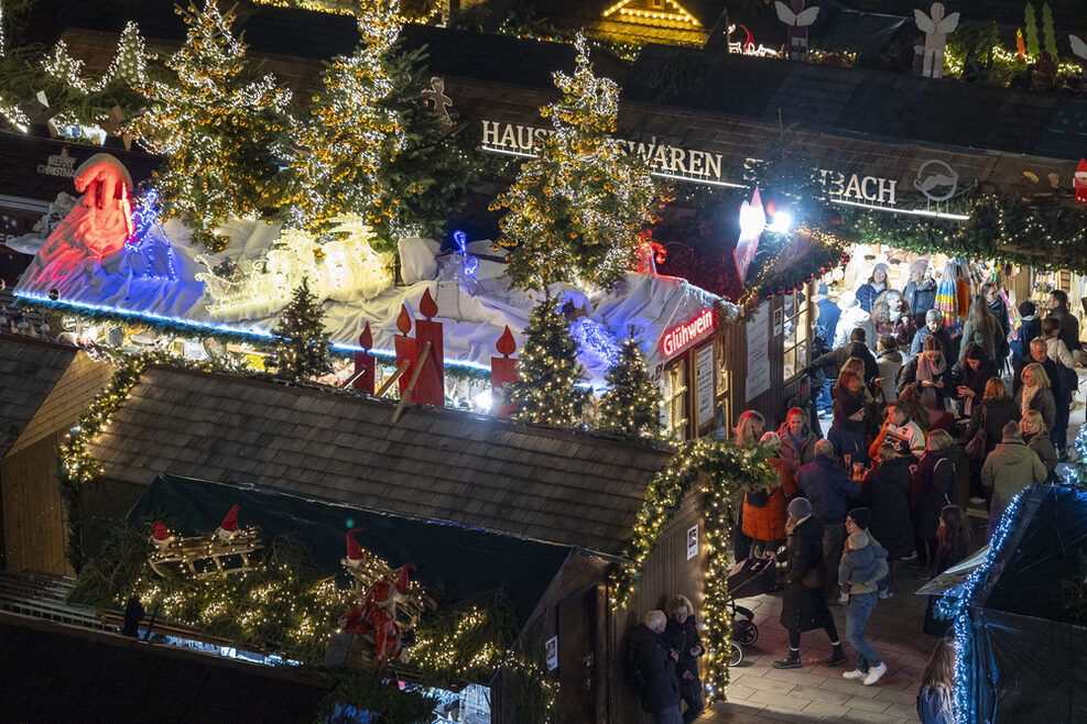 Luftbild des Weihnachtsmarkts mit seinen dekorierten Buden.