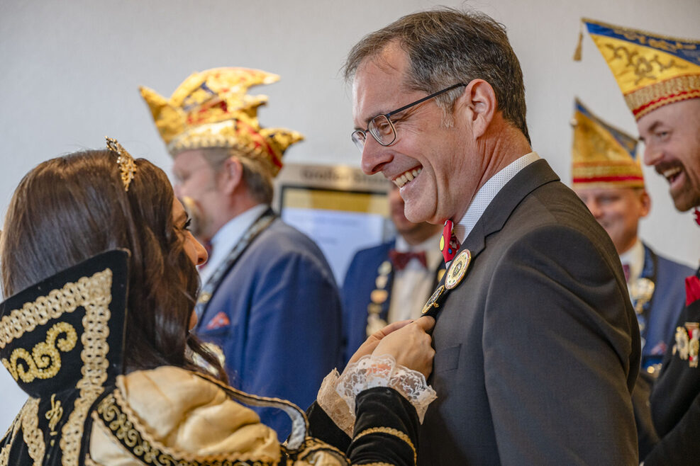 Ordnungsbürgermeister Clemens Maier wird beim Faschingsempfang im Rathaus ausgeszeichnet