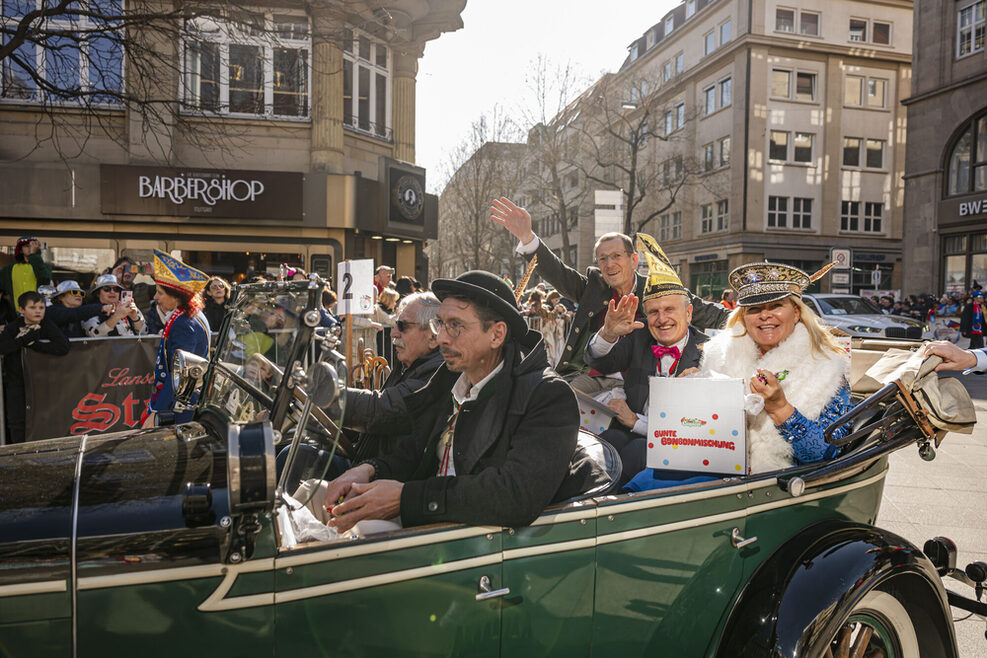 Oberbürgermeister Nopper mit seiner Frau in einem Cabrio beim Faschingsumzug.