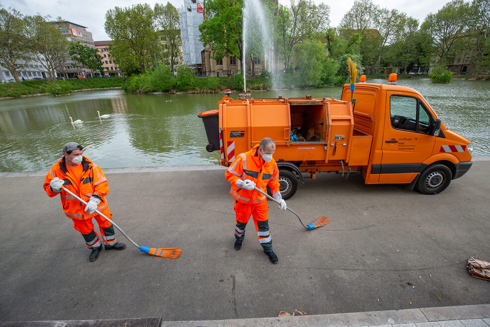 Bürgermeister Dirk Thürnau kehrt am Feuersee Müll zusammen