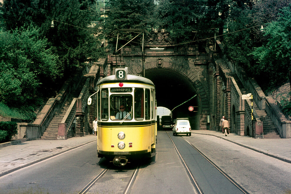 Jahr 1972: Die Stuttgarter Straßenbahn durchquert den Schwabtunnel.