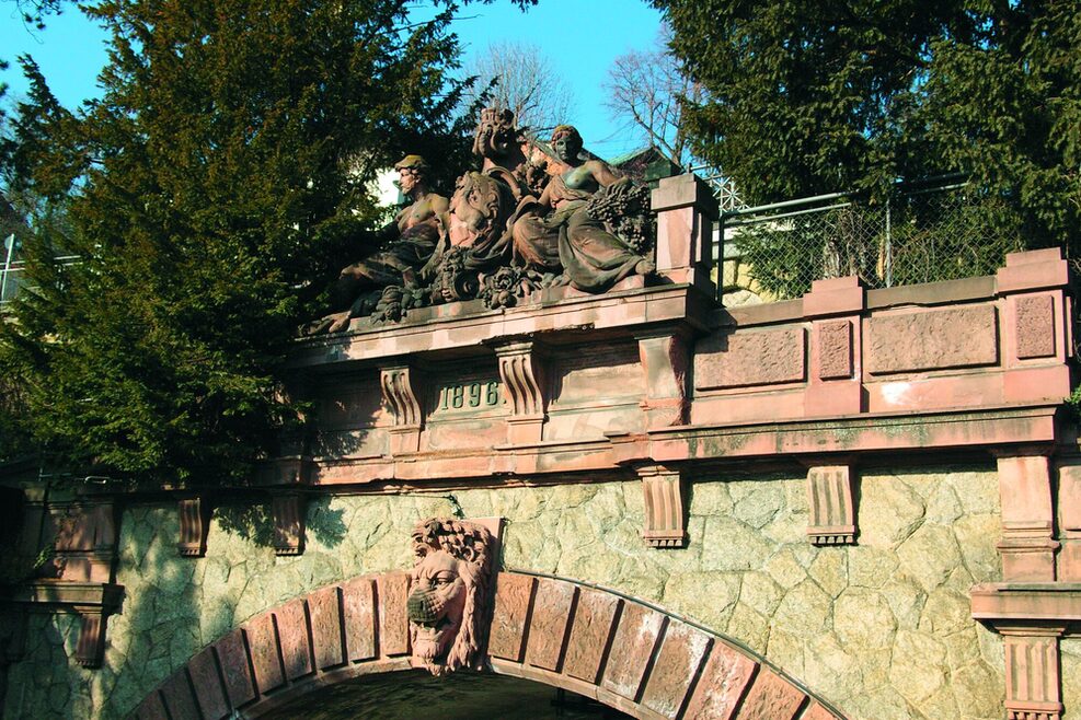 Die Figurengruppe über der Südeinfahrt des Schwabtunnels.