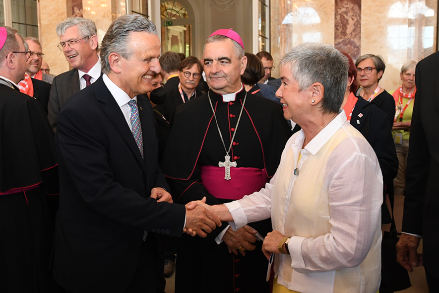 Oberbürgermeister Frank Nopper schüttelt Dr. Irme Stetter-Karp, Präsidentin des Zentralkomitees der deutschen Katholiken, die Hand