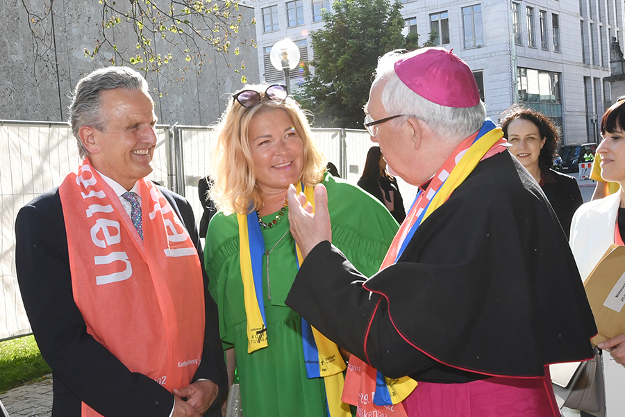 Oberbürgermeister Frank Nopper, seine Frau Gudrun und Bischof Gebhard Fürst im Gespräch.
