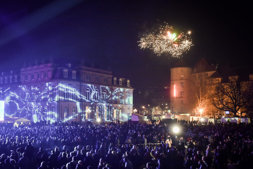 Projektionsshow auf das Neue Schloss. Rechts das Alte Schloss, über dem Silvesterfeuerwerk zu sehen ist.