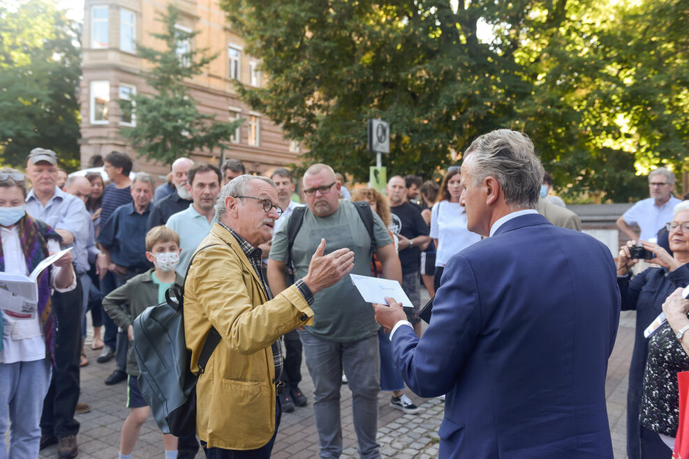 Ein Bürger überreicht OB Nopper einen Briefumschlag