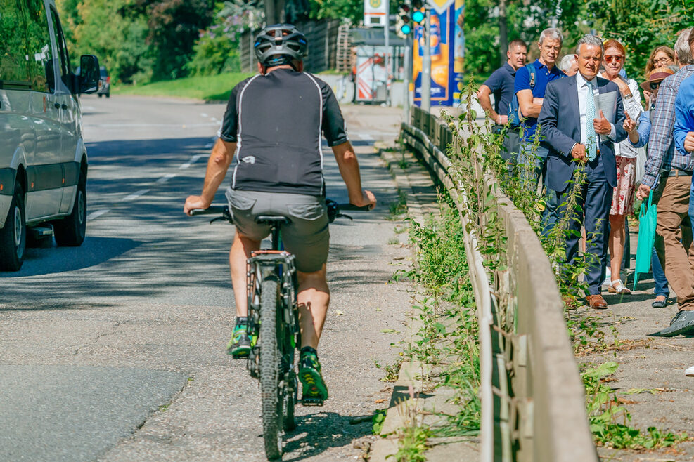 Radfahrer fährt auf der schmalen Filderhauptstraße, Autos fahren dicht vorbei.