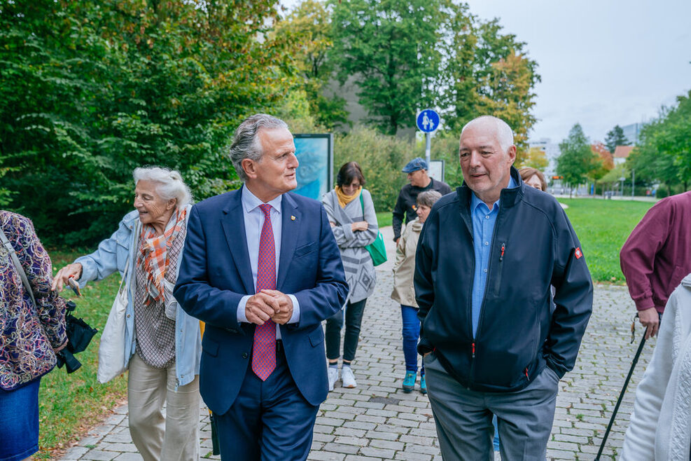 OB Nopper beim Rundgang im Stadtteil Fasanenhof