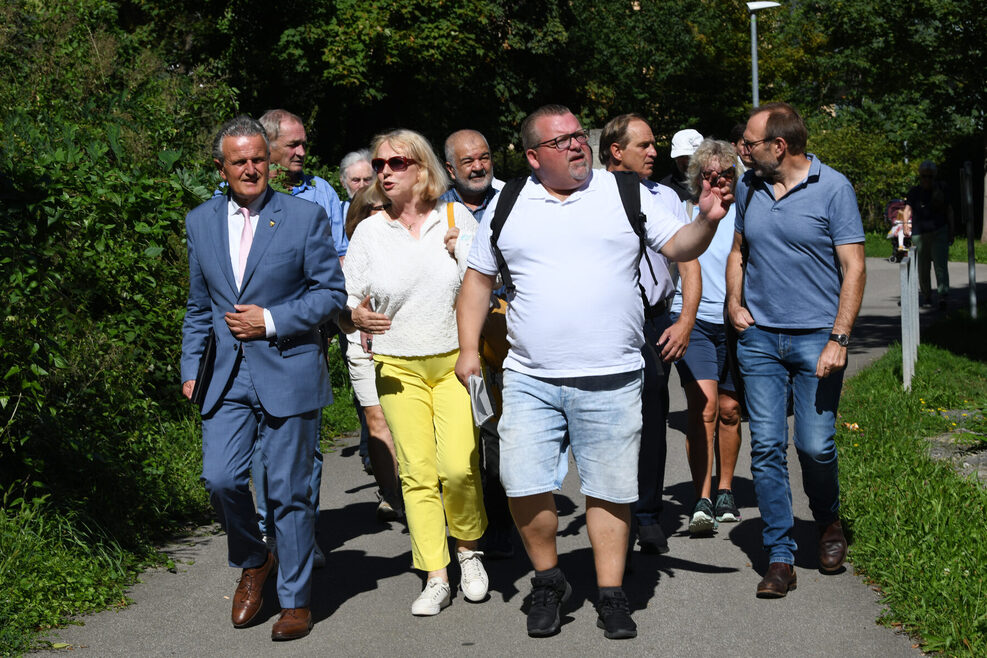 Menschen beim Rundgang